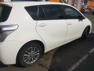 2017 Toyota Verso I Рестайлинг, белый, 1150000 рублей, вид 4