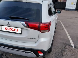 2019 Mitsubishi Outlander III Рестайлинг 3, белый, 2300000 рублей, вид 4