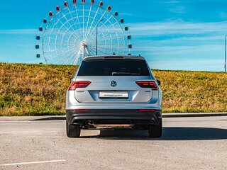 2018 Volkswagen Tiguan II, серебристый, 2380000 рублей, вид 4
