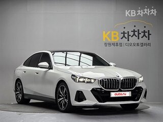 2025 BMW 5 серии 530i xDrive VIII (G60/G61/G68), белый, 7360000 рублей, вид 3