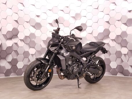 2025 Yamaha MT-09 (FZ-09), чёрный, 1399000 рублей, вид 2