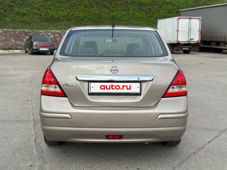 2013 Nissan Tiida I Рестайлинг, коричневый, 750000 рублей, вид 3