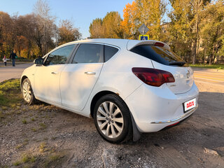 2013 Opel Astra J Рестайлинг, белый, 700000 рублей, вид 4