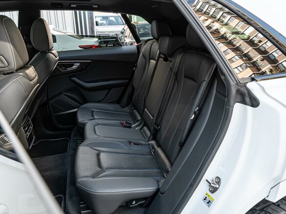 2021 Audi Q8 55 TFSI I (4M), белый, 9750000 рублей - вид 12