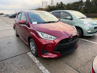 2022 Toyota Yaris IV, красный, 1500000 рублей, вид 1