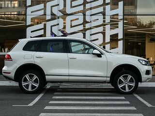2011 Volkswagen Touareg II, белый, 2199000 рублей, вид 5