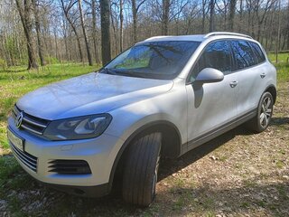 2013 Volkswagen Touareg II, серебристый, 1350000 рублей, вид 2