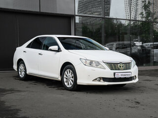 2013 Toyota Camry VII (XV50), белый, 1380000 рублей, вид 3