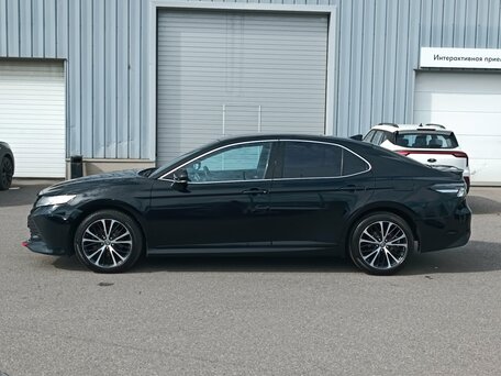 2020 Toyota Camry VIII (XV70), чёрный, 2820000 рублей, вид 4