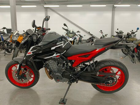 2023 KTM 890 Duke GP, чёрный, 910000 рублей, вид 4