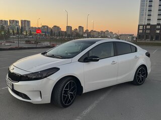 2018 Kia Cerato III Рестайлинг (Classic), белый, 1595000 рублей, вид 3