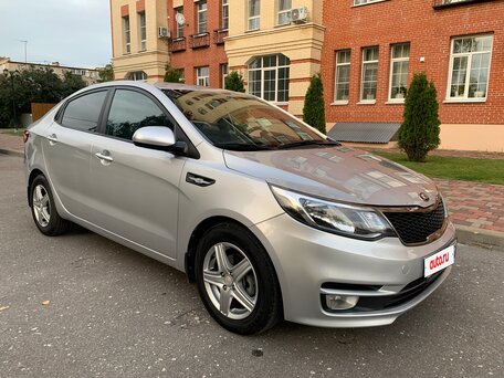 2016 Kia Rio III Рестайлинг, серебристый, 1130000 рублей, вид 4