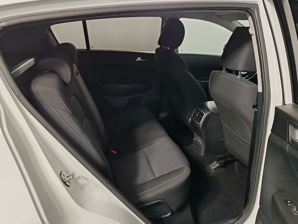 2018 Kia Sportage IV Рестайлинг, белый, 1899000 рублей - вид 16