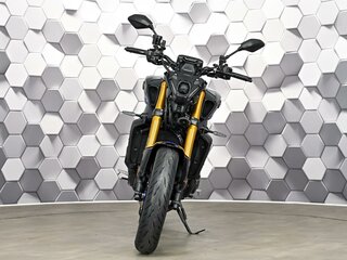 2023 Yamaha MT-09 (FZ-09), серебристый, 1199000 рублей, вид 5