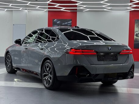 2025 BMW 5 серии 523d xDrive VIII (G60/G61/G68), серый, 8950000 рублей, вид 5