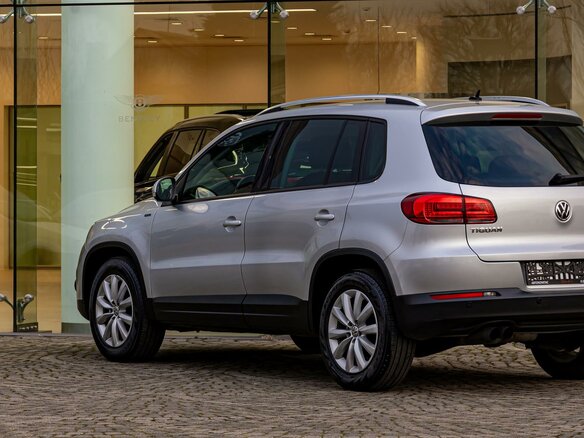 2016 Volkswagen Tiguan I Рестайлинг, серебристый, 1595000 рублей - вид 8
