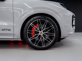 2026 Porsche Cayenne GTS Coupé III Рестайлинг, серый, 25400000 рублей, вид 4