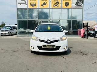 2013 Toyota Vitz III (XP130), белый, 799000 рублей, вид 3