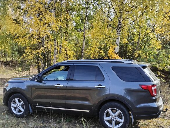 2018 Ford Explorer V Рестайлинг 2, серый, 2630000 рублей - вид 3
