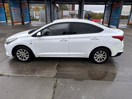 2021 Hyundai Solaris II Рестайлинг, белый, 720000 рублей, вид 4