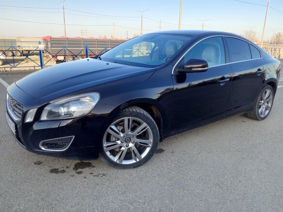 2013 Volvo S60 II, коричневый - вид 9