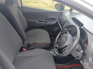 2017 Toyota Vitz III (XP130) Рестайлинг, серебристый, 860000 рублей, вид 5