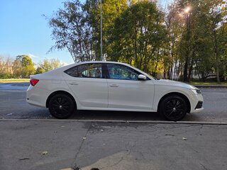 2021 Skoda Octavia IV (A8), белый, 2080000 рублей, вид 4
