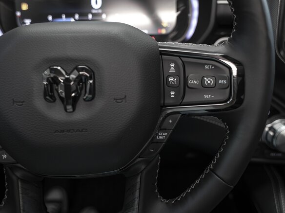 2026 Ram 1500 Crew Cab V Рестайлинг, серебристый, 9390000 рублей - вид 35