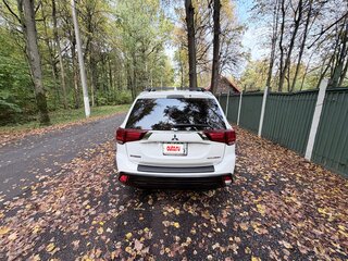2018 Mitsubishi Outlander III Рестайлинг 3, белый, 1650000 рублей, вид 4