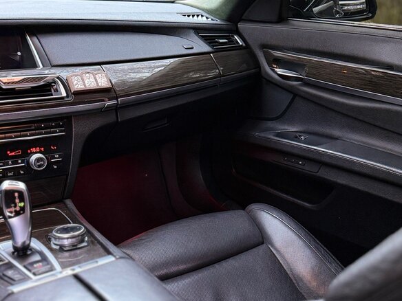 2009 BMW 7 серии 740d xDrive V (F01/F02/F04), чёрный, 1750000 рублей - вид 17