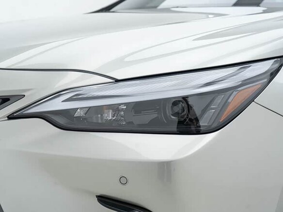 2023 Lexus NX 250 II, серебристый, 6100000 рублей - вид 2
