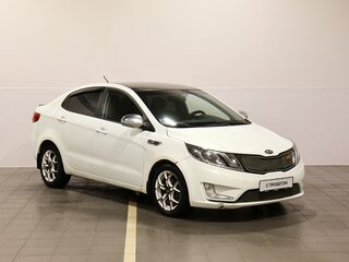 2013 Kia Rio 4-speed III, белый, 720000 рублей, вид 4