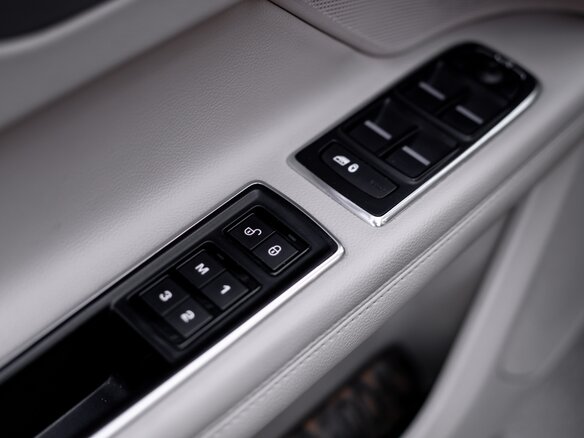 2016 Jaguar XF II, чёрный, 1890000 рублей - вид 8