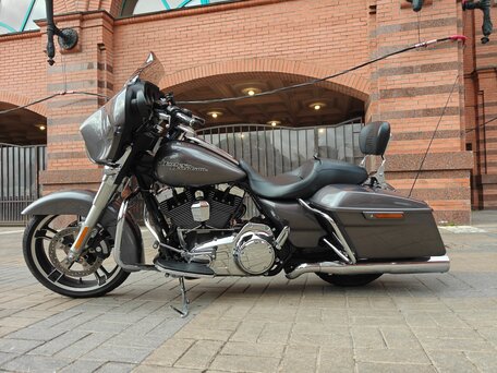 2014 Harley-Davidson Street Glide, серый, 1550000 рублей, вид 2