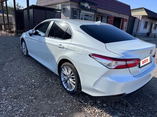 2020 Toyota Camry VIII (XV70), белый, 3050000 рублей, вид 3