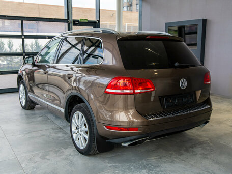 2013 Volkswagen Touareg II, коричневый, 2950000 рублей, вид 4