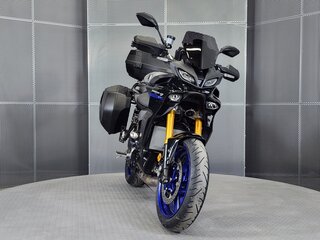 2021 Yamaha MT-09 Tracer (FJ-09), серебристый, 1277000 рублей, вид 3