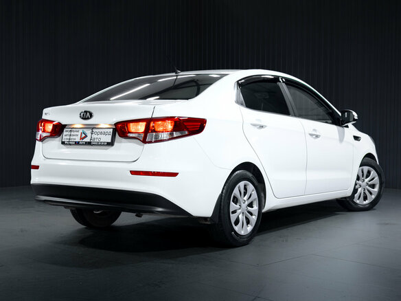 2015 Kia Rio III Рестайлинг, белый, 880000 рублей - вид 6