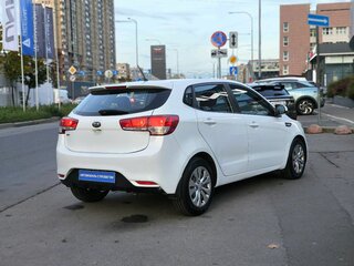 2015 Kia Rio III Рестайлинг, белый, 925000 рублей, вид 4