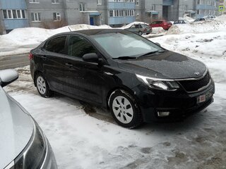 2015 Kia Rio III Рестайлинг, чёрный, 850000 рублей, вид 3