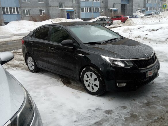 2015 Kia Rio III Рестайлинг, чёрный, 850000 рублей - вид 2