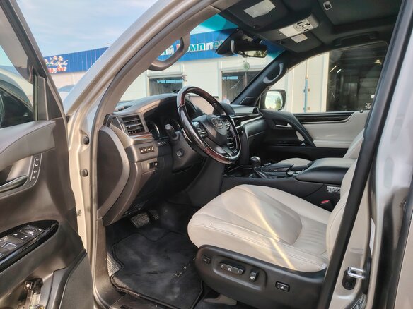 2017 Lexus LX 570 III Рестайлинг 2, серый, 6660000 рублей - вид 1
