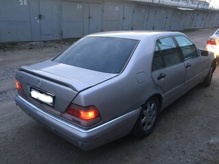 1997 Mercedes-Benz S-Класс 280 III (W140) Рестайлинг, серебристый, 550000 рублей, вид 3