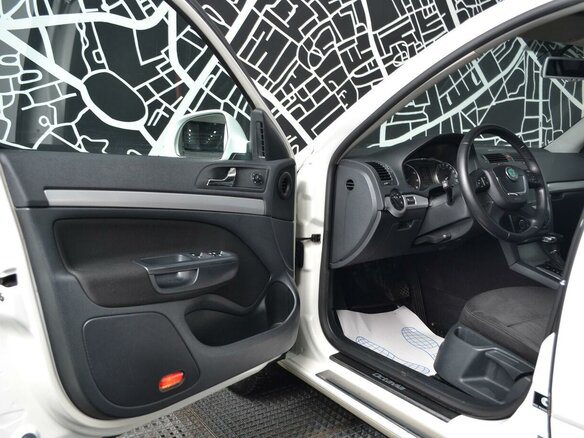 2011 Skoda Octavia II (A5) Рестайлинг, белый - вид 6
