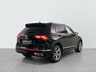 2021 Volkswagen Tiguan II Рестайлинг, чёрный, 4225000 рублей, вид 4