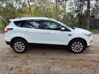 2017 Ford Kuga II Рестайлинг, белый, 2300000 рублей, вид 4