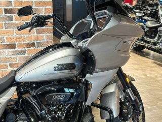 2023 Harley-Davidson CVO Road Glide, серебристый, 4900000 рублей, вид 5