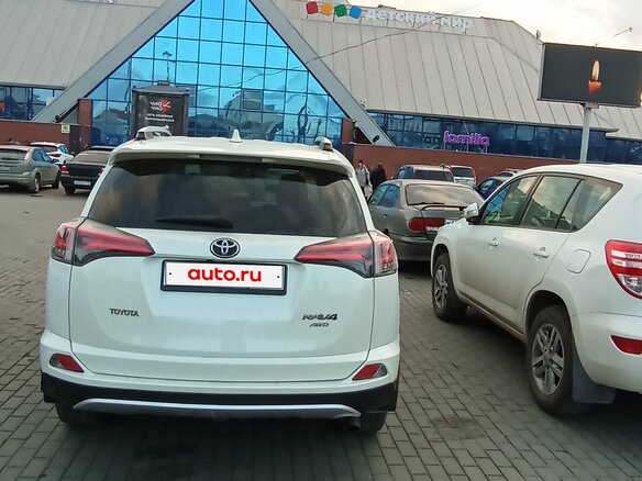 2017 Toyota RAV4 IV (XA40) Рестайлинг, белый, 2550000 рублей - вид 4