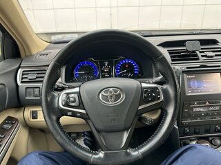 2016 Toyota Camry VII (XV50) Рестайлинг, чёрный, 1700000 рублей, вид 4