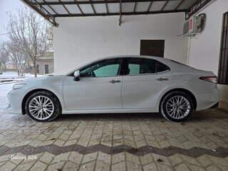 2020 Toyota Camry VIII (XV70), белый, 3400000 рублей, вид 3